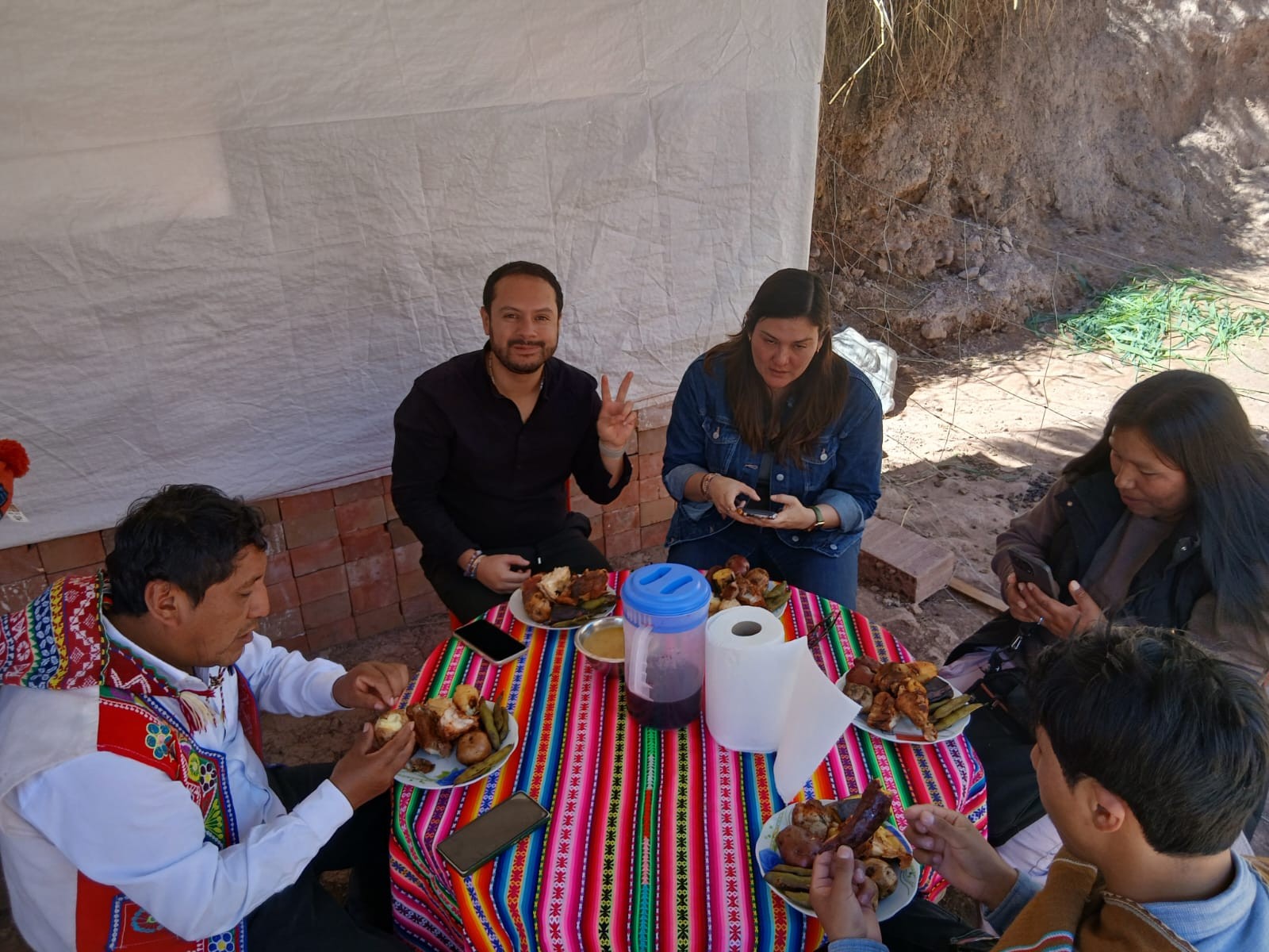 Almoço compartilhado ao ar livre com a comunidade de Kallarayan, experiência Parcarhuasi