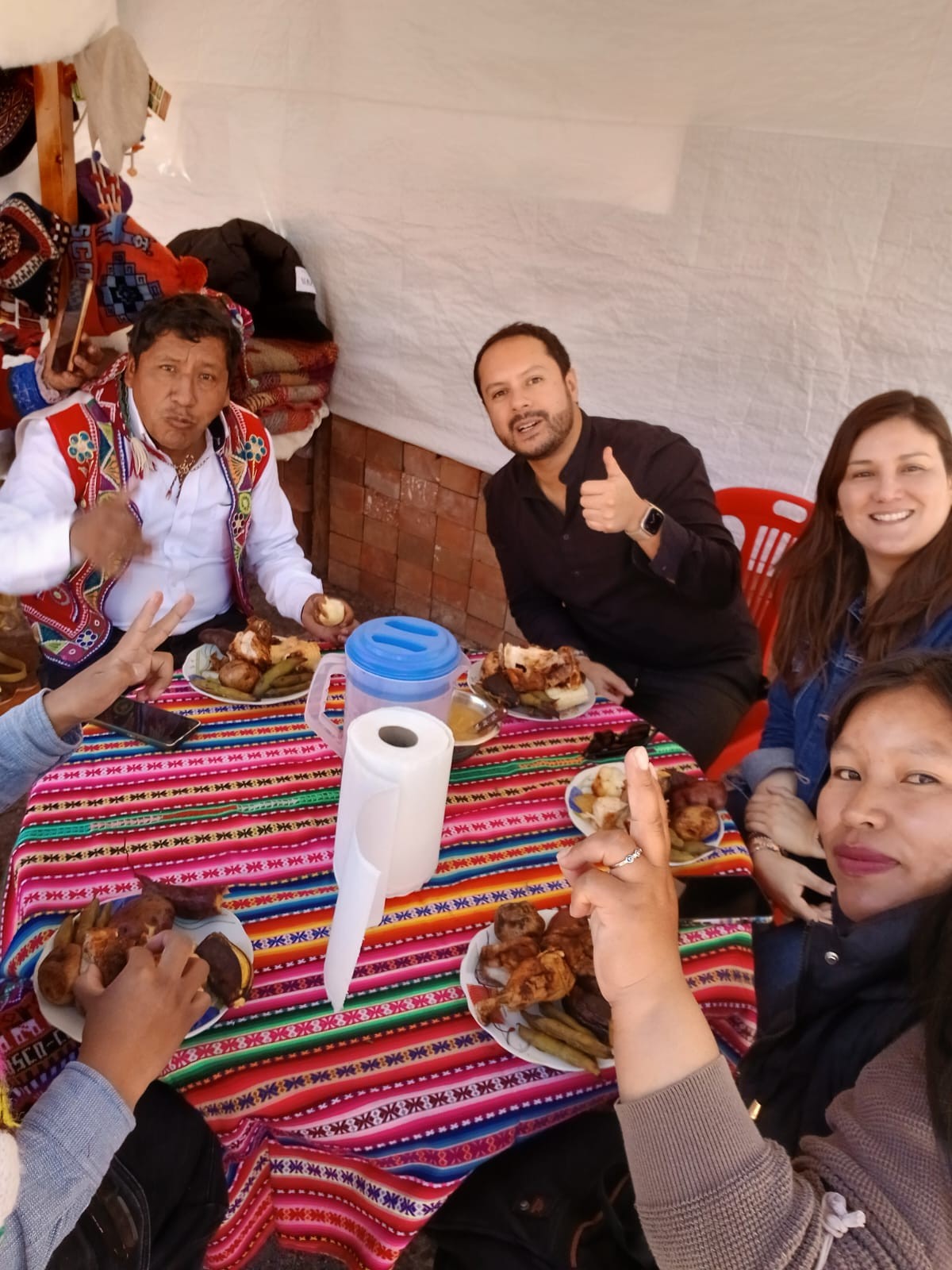 Almoço compartilhado sob a tenda com a comunidade de Kallarayan, Vale Sagrado, Cusco