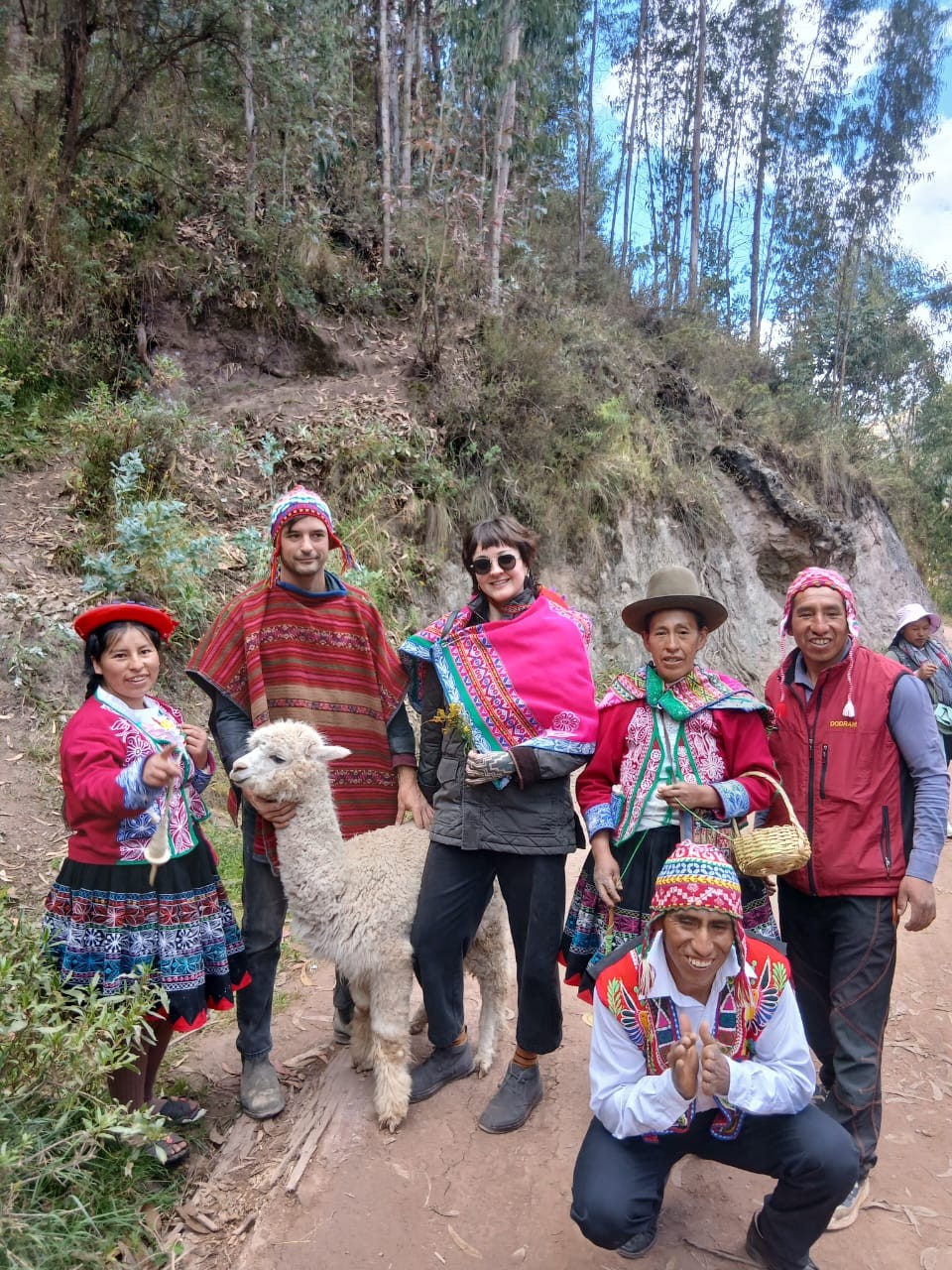 Viajantes junto a uma alpaca na trilha da comunidade de Kallarayan, perto de Cusco
