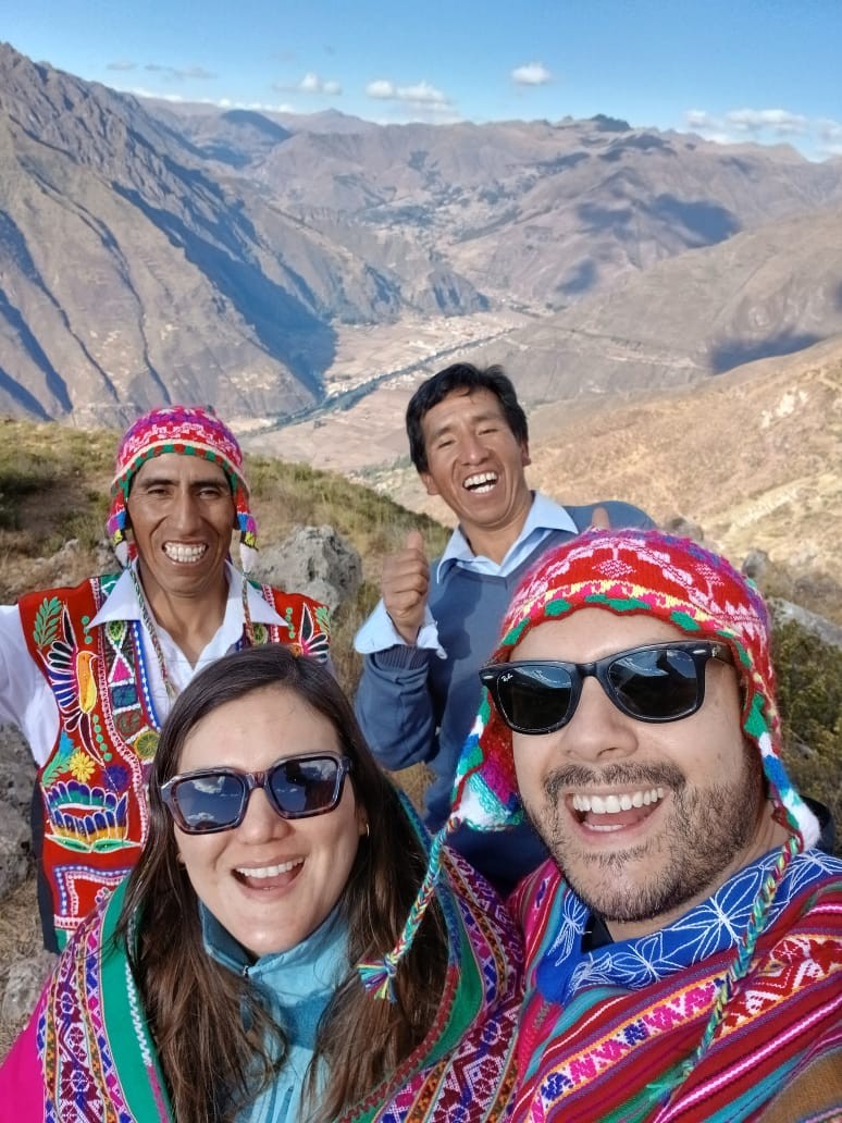 Selfie de grupo com vista panorâmica sobre o Vale Sagrado, comunidade de Kallarayan