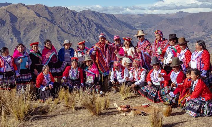 Grupo completo de la comunidad en el mirador del Valle Sagrado
