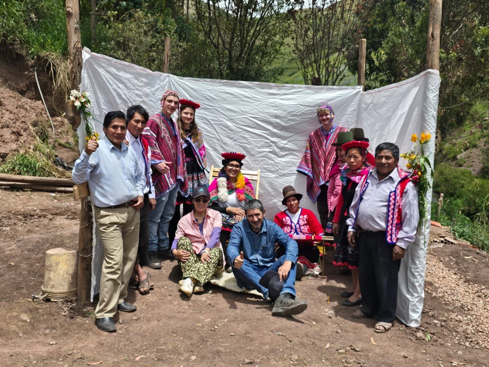 Ceremonia tradicional con la comunidad andina cerca de Huchuy Cusco