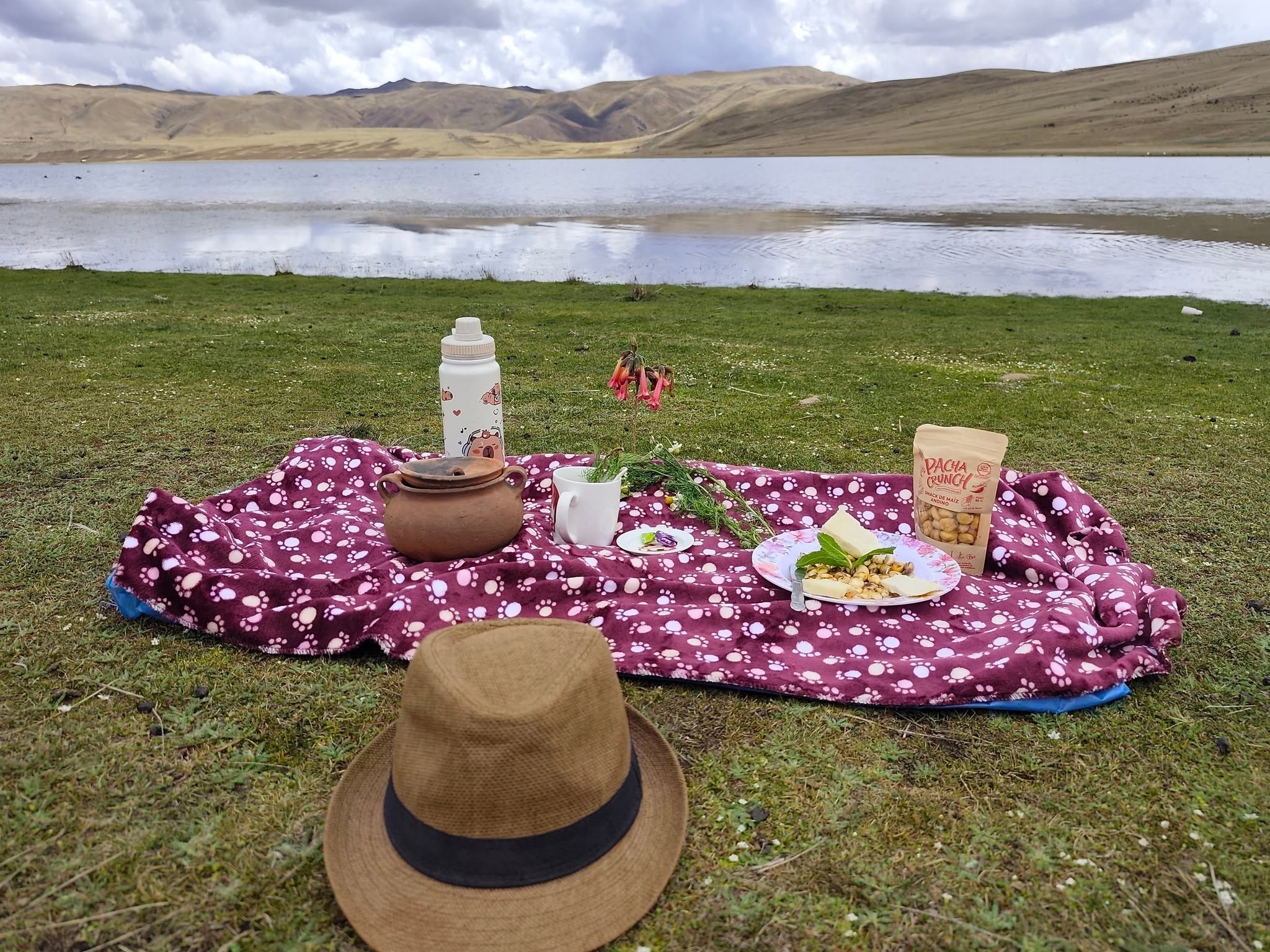 Picnic con pachamanca junto a una laguna altoandina, camino a Huchuy Cusco