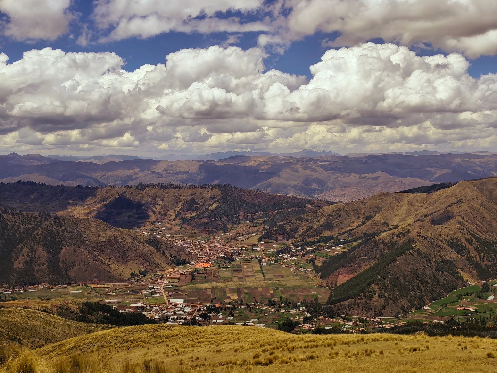 Vista panorámica del Valle Sagrado desde la ruta hacia Huchuy Cusco