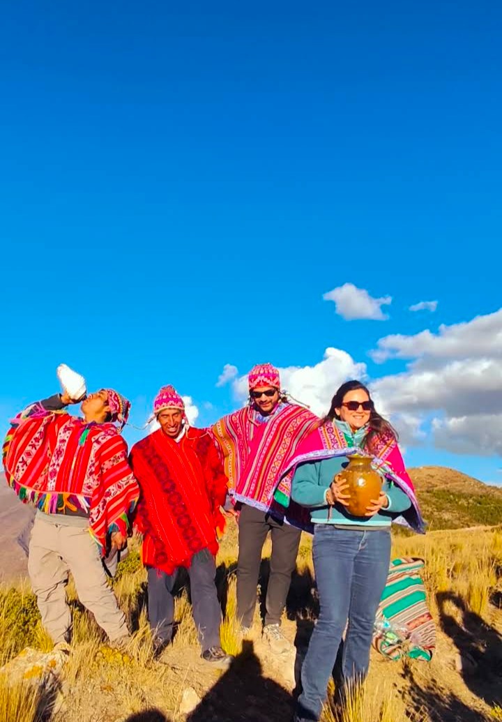 Grupo compartiendo un brindis ceremonial en el mirador de la comunidad