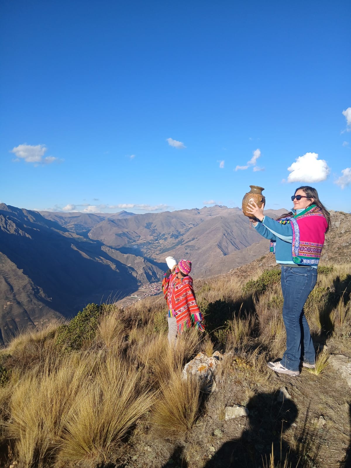 Oferenda com vasilha erguida sobre o Vale Sagrado, perto de Kallarayan e Cusco