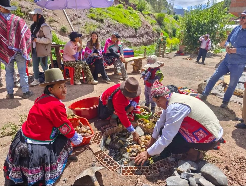 Preparación de la pachamanca con las familias de la comunidad