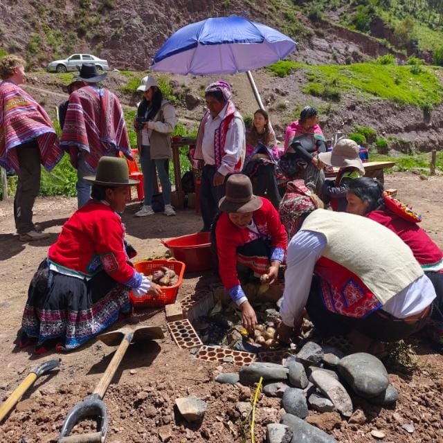 Preparo coletivo da pachamanca (Pachamanka) com pedras quentes, Kallarayan, Cusco