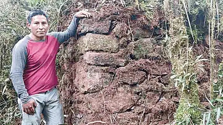 Moss-covered stone wall at the pyramidal site