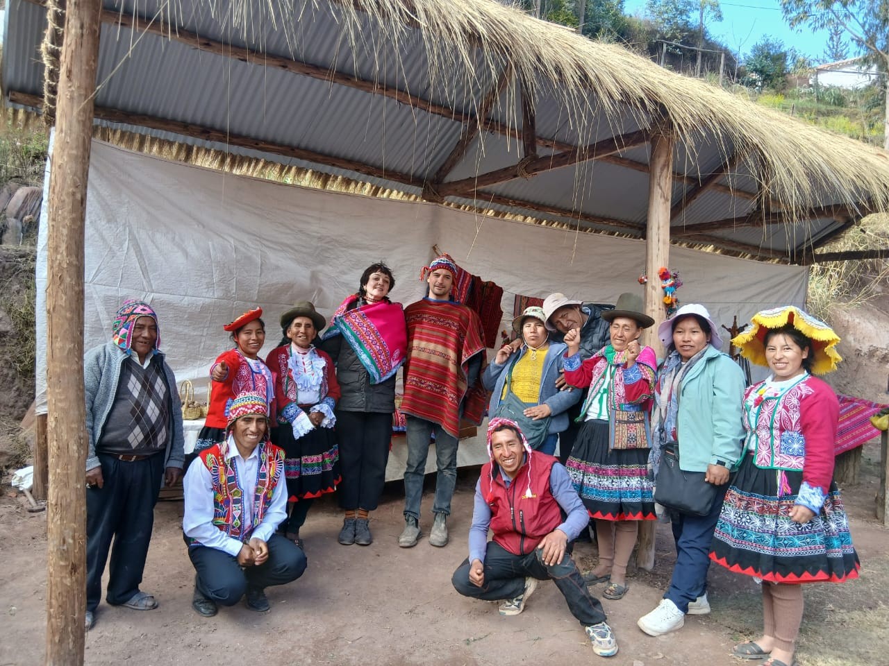Grupo na oficina de tecelagem inca com têxteis andinos, comunidade de Kallarayan
